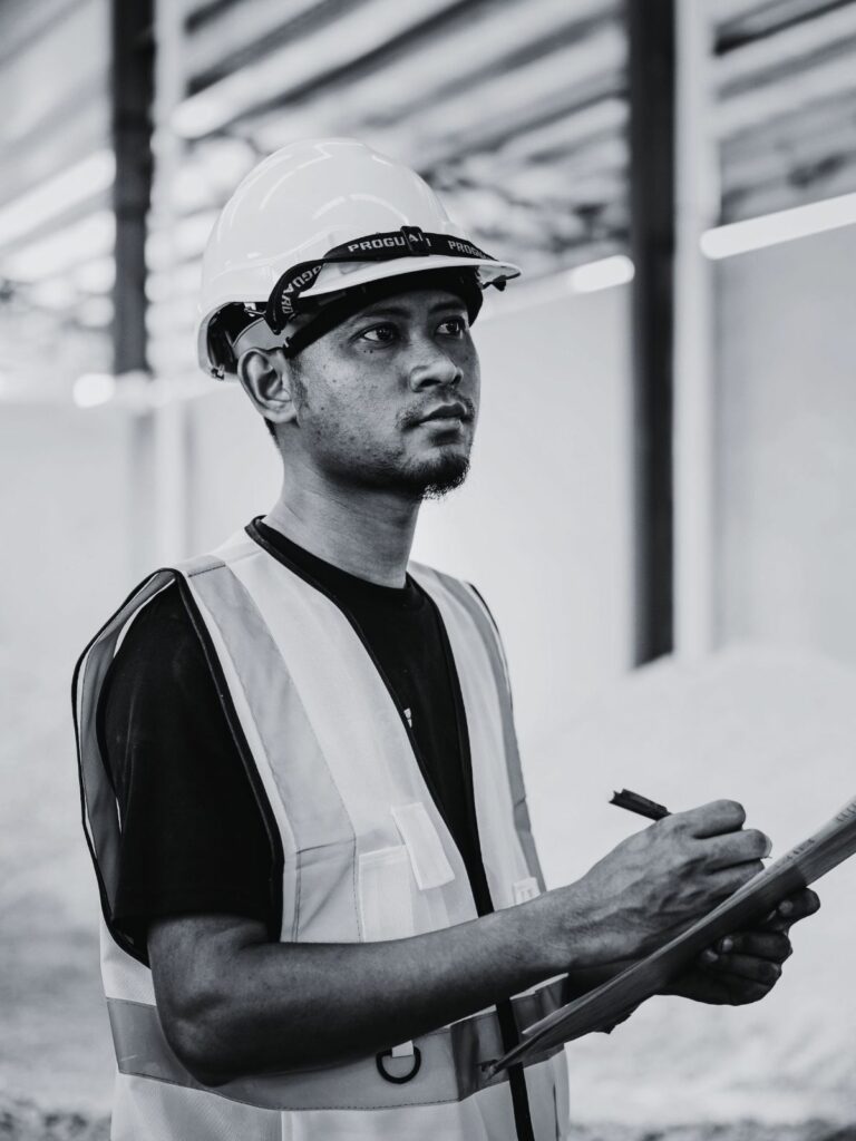 Un ouvrier travaille dans une usine